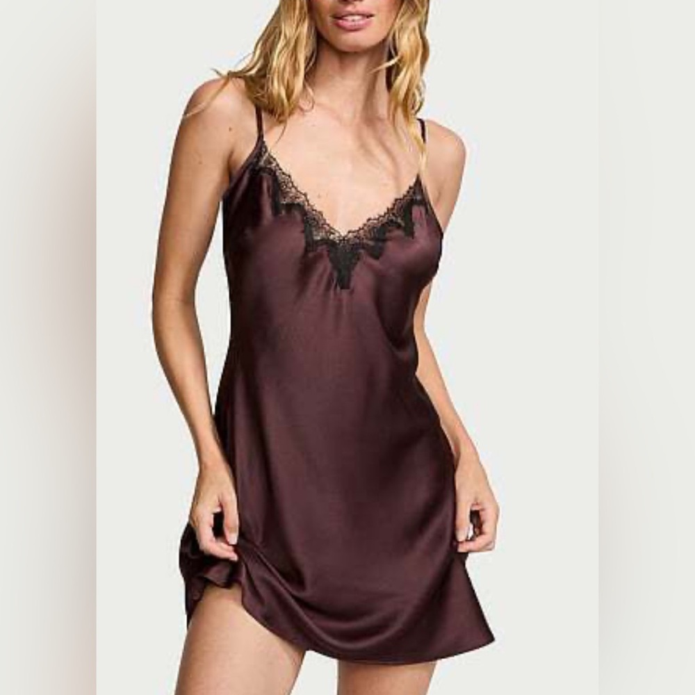 VICTORIA'S SECRET 
Satin & Rose Lace Mini Slip